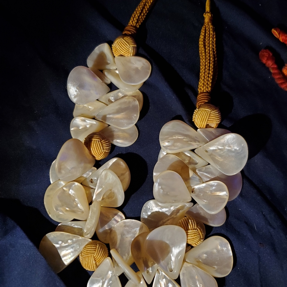 Statement Necklace Hawaiian flair mother of pearl hand crafted rope bobbles - Picture 3 of 3
